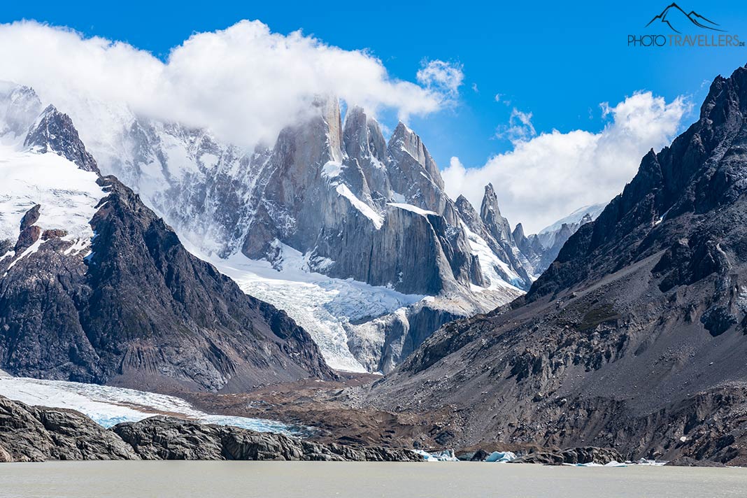 Der Blick über die Laguna Torre auf den Cerro Torre