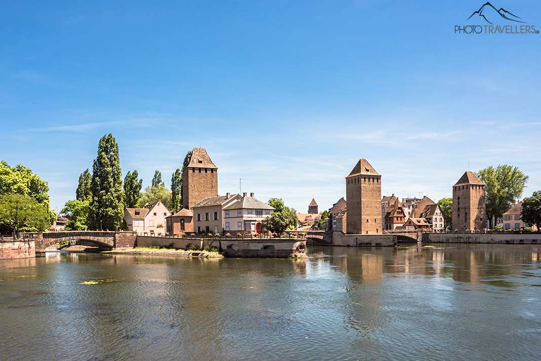 Der Blick über den Fluss auf die Ponts Couverts in Straßburg