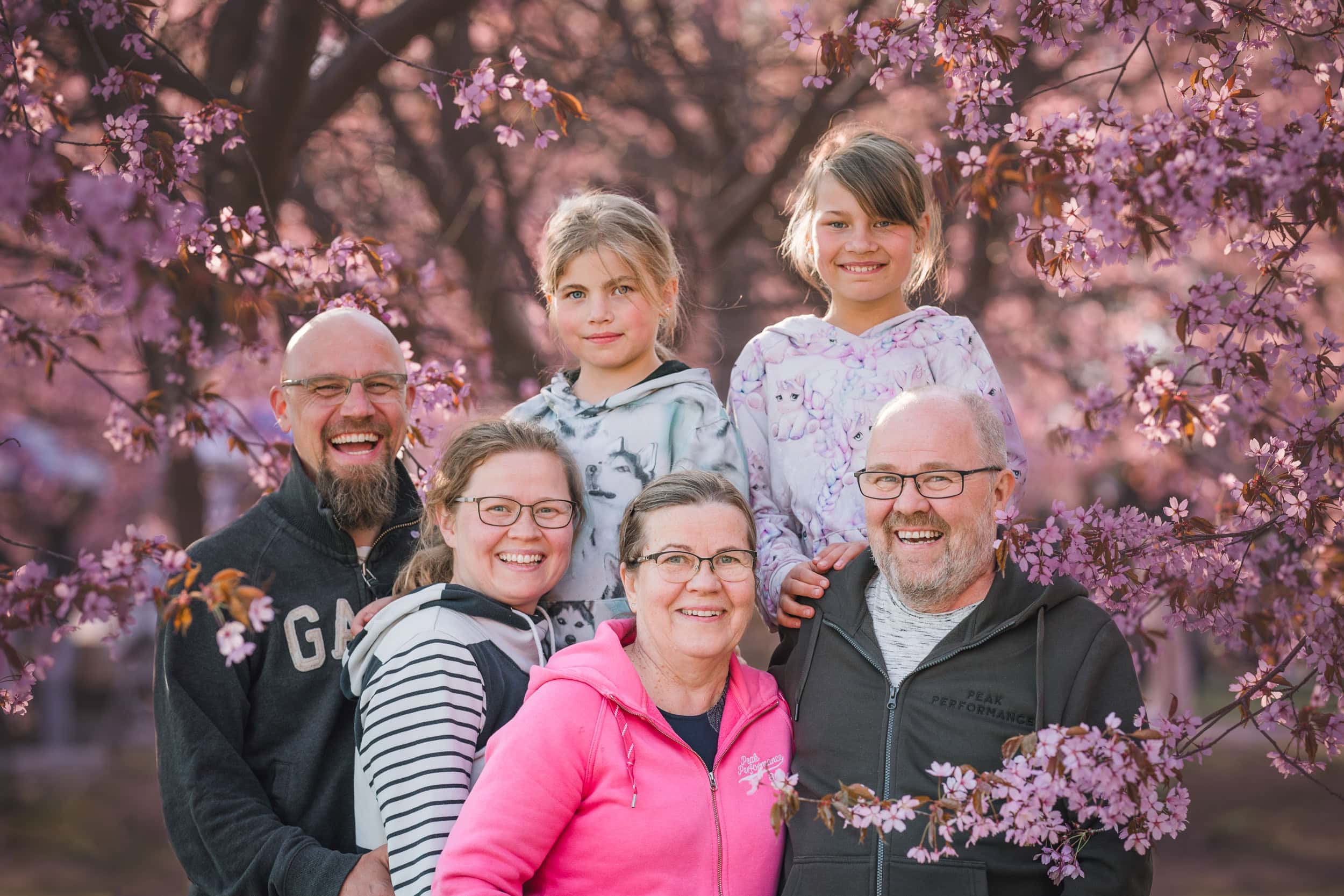 Niki Strbian perhekuvaus Helsinki Roihuvuoren kirsikkapuisto 244