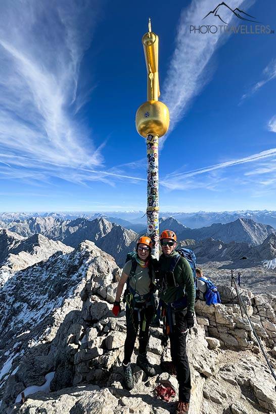 Die Reiseblogger Biggi Bauer und Florian Westermann auf dem Zugspitz-Gipfel mit dem goldenen Kreuz