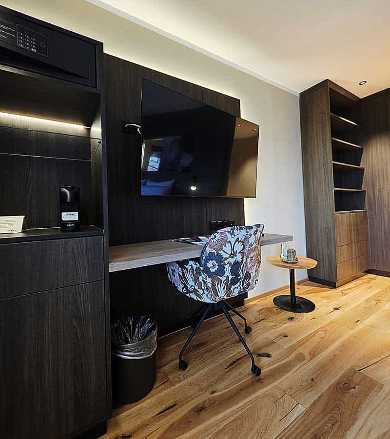 Schreibtisch und Ausstattung der Zimmer Bergliebe