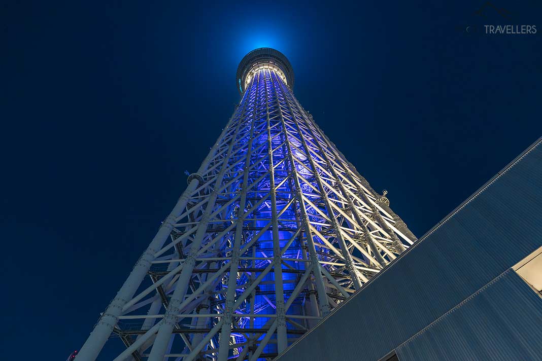 Der bei Nacht blau beleuchtete Tokyo Skytree