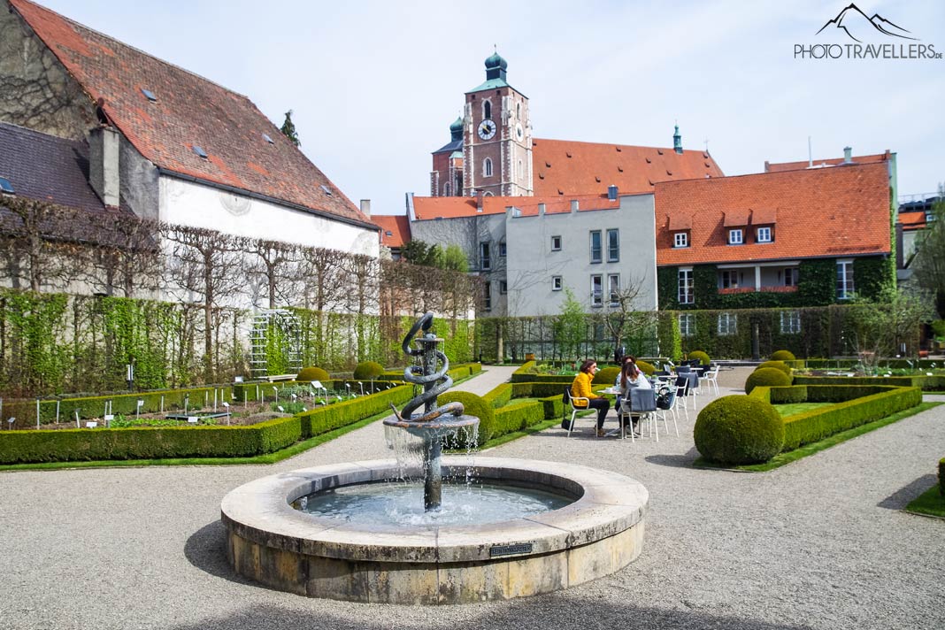 Blick auf den Brunnen im Anatomiegarten