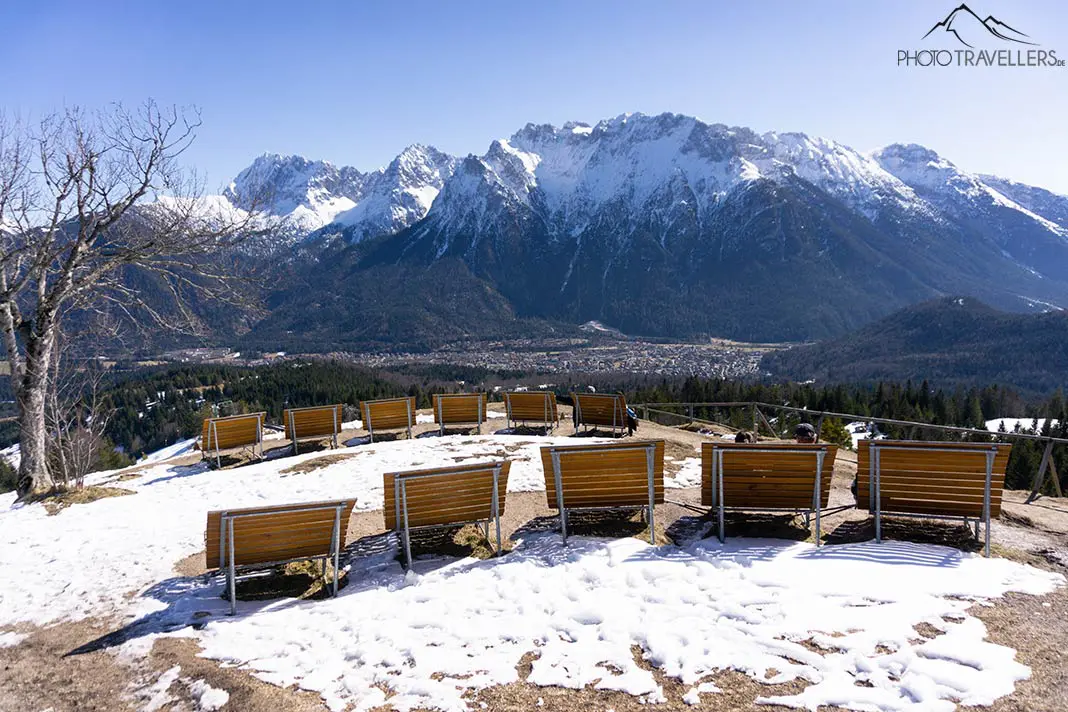 Sonnenliegen auf dem Hohen Kranzberg mit Blick auf Mittenwald