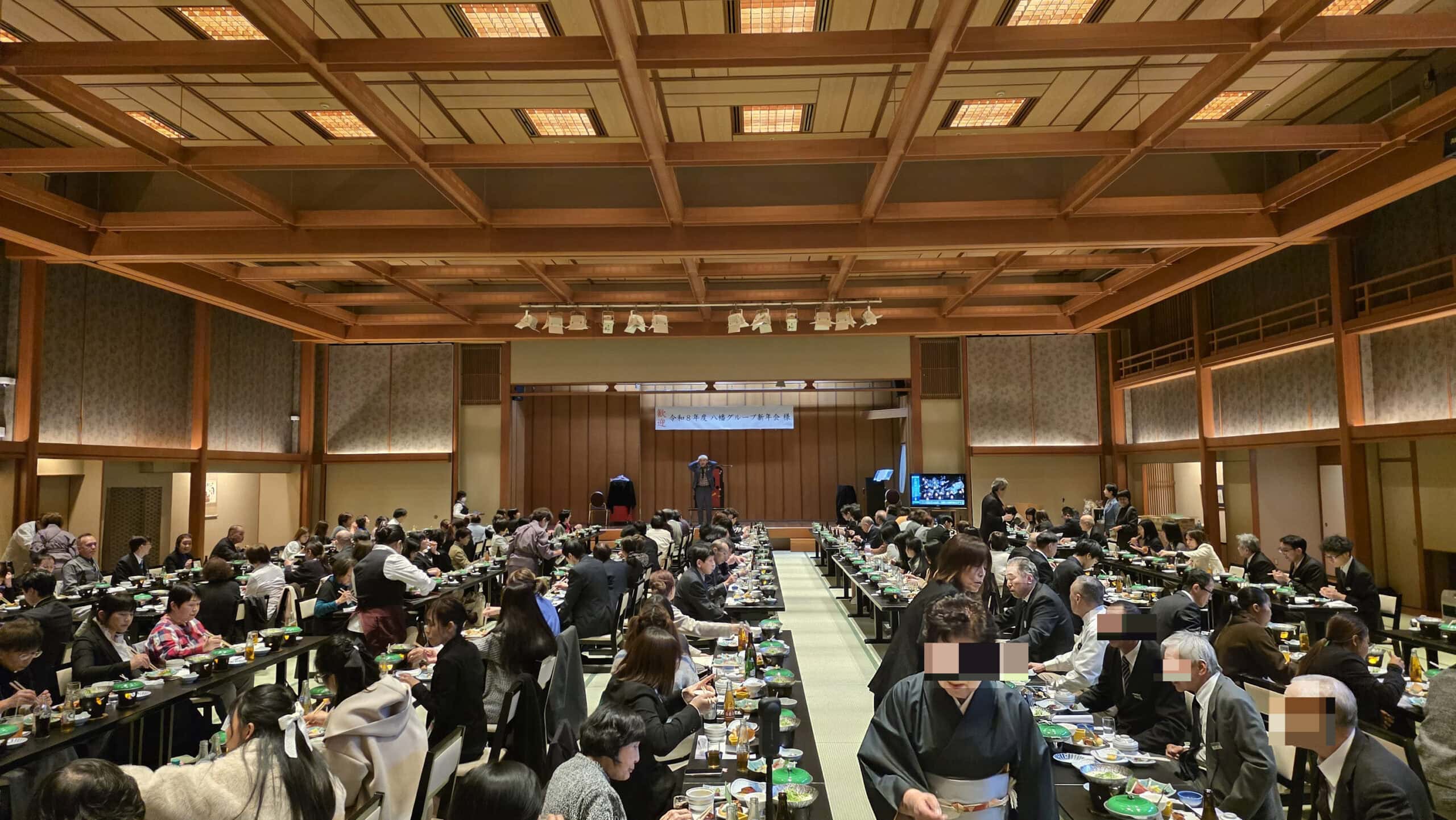 和倉温泉「日本の宿 のと楽」でマジックショー!20年のご縁と能登の復興 3 のと楽の大広間いっぱいに広がる宴会とマジックショーの様子