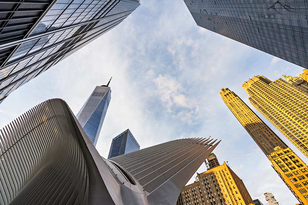 Der Blick in den Himmel mit One World Trade Center und Oculus