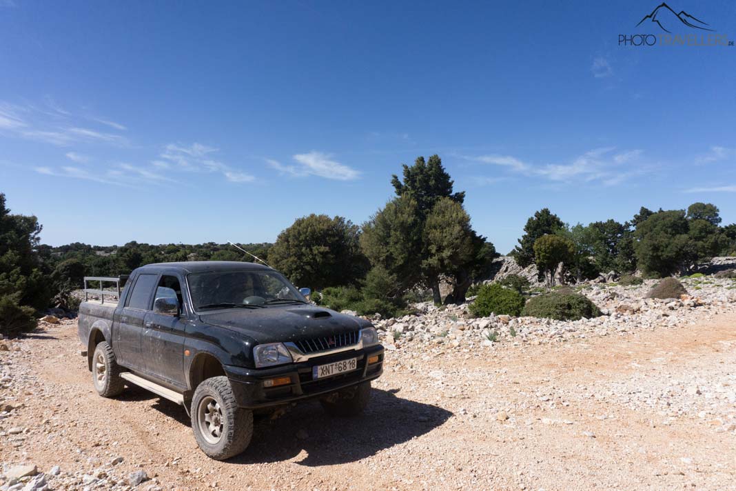 Ein schwarzer Mitsubishi L200 mit Geländereifen auf einer Schotterpiste