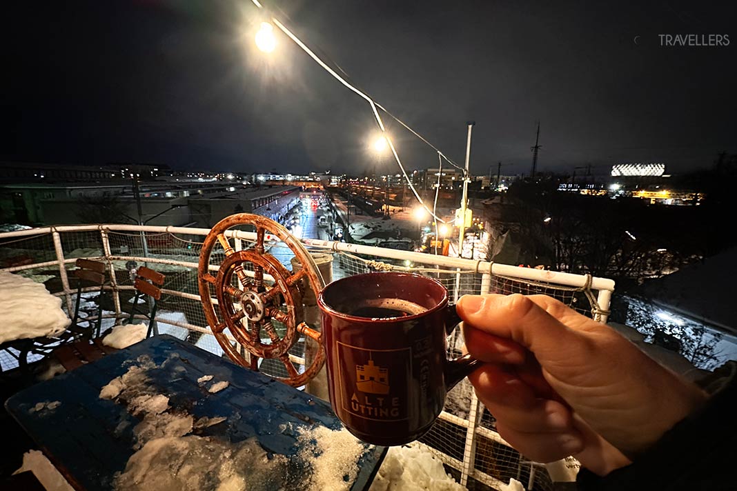 Eine Tasse Glühwein auf der Alten Utting im Winter