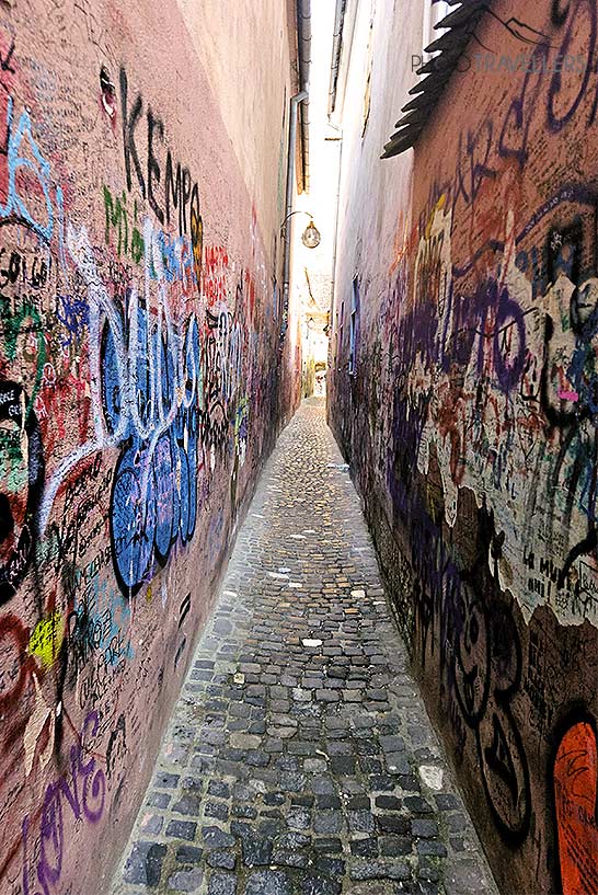 Die schmale gepflasterte Fadengasse ist beidseitig mit Graffity-Wänden gesäumt