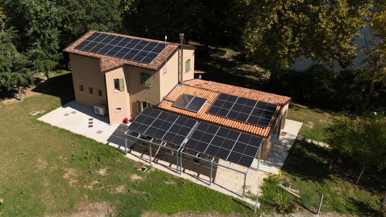 Impianti fotovoltaici e stazioni di ricarica