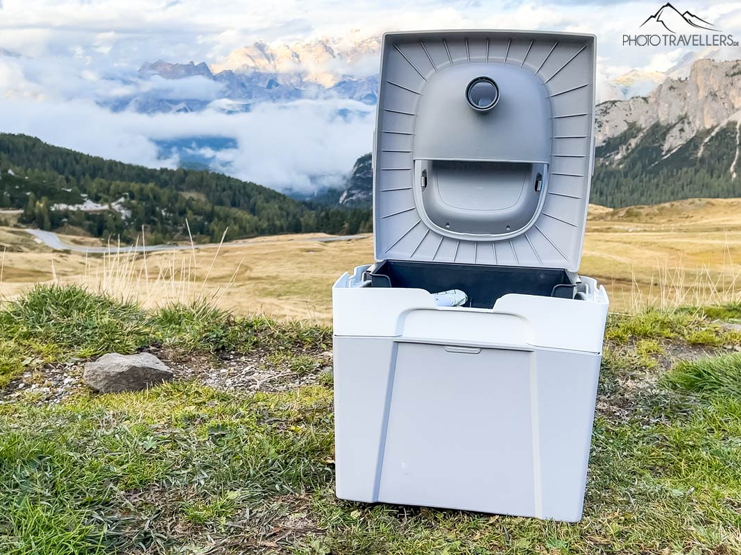Blick auf aufgeklappten Toilettensitz