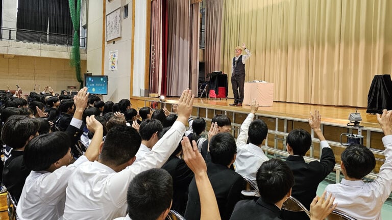 福井県 出張マジックショーをあなたの街で | 交通費・宿泊費を抑えて出演可能、近隣在住のプロマジシャン情報 10 学校公演 プロマジシャン