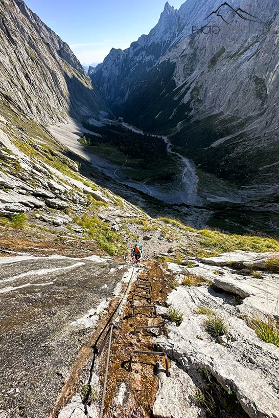 Reisebloggerin Biggi Bauer am Fuße der Leiter auf dem Höllentalsteig