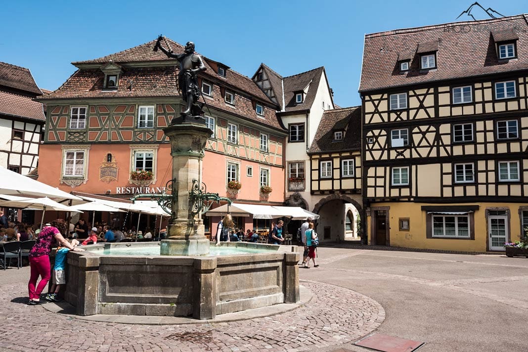 Der Schwendi Brunnen mit schönen Fachwerkhäusern ringsherum