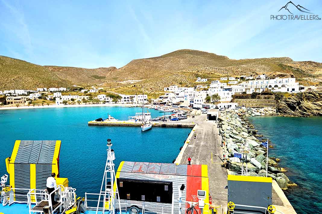 Blick vom Deck der Fähre auf den Anleger von Folegandros mit Häusern und Hügeln im Hintergrund