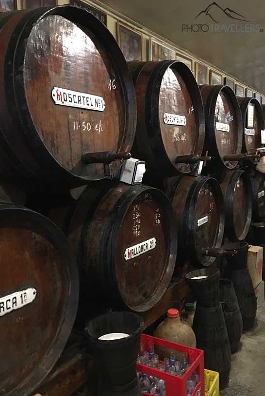 Weinfässer im Weinladen Antigua Casa de Guardia in Málaga