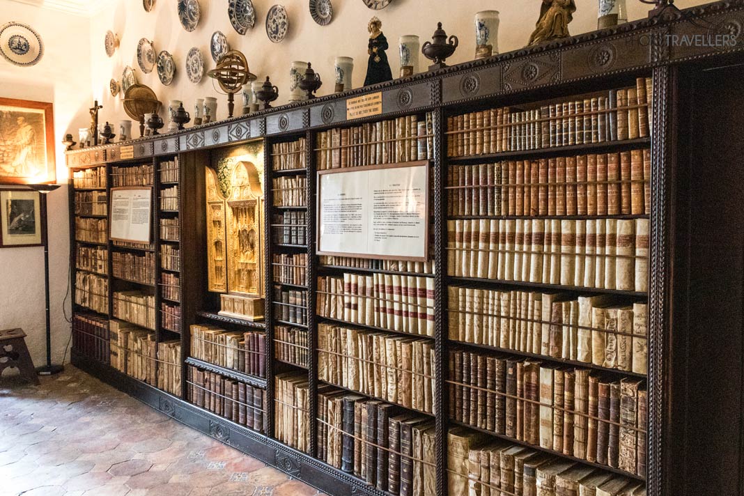 Die alte Bibliothek mit vielen alten Büchern in der Kartause Valldemossa