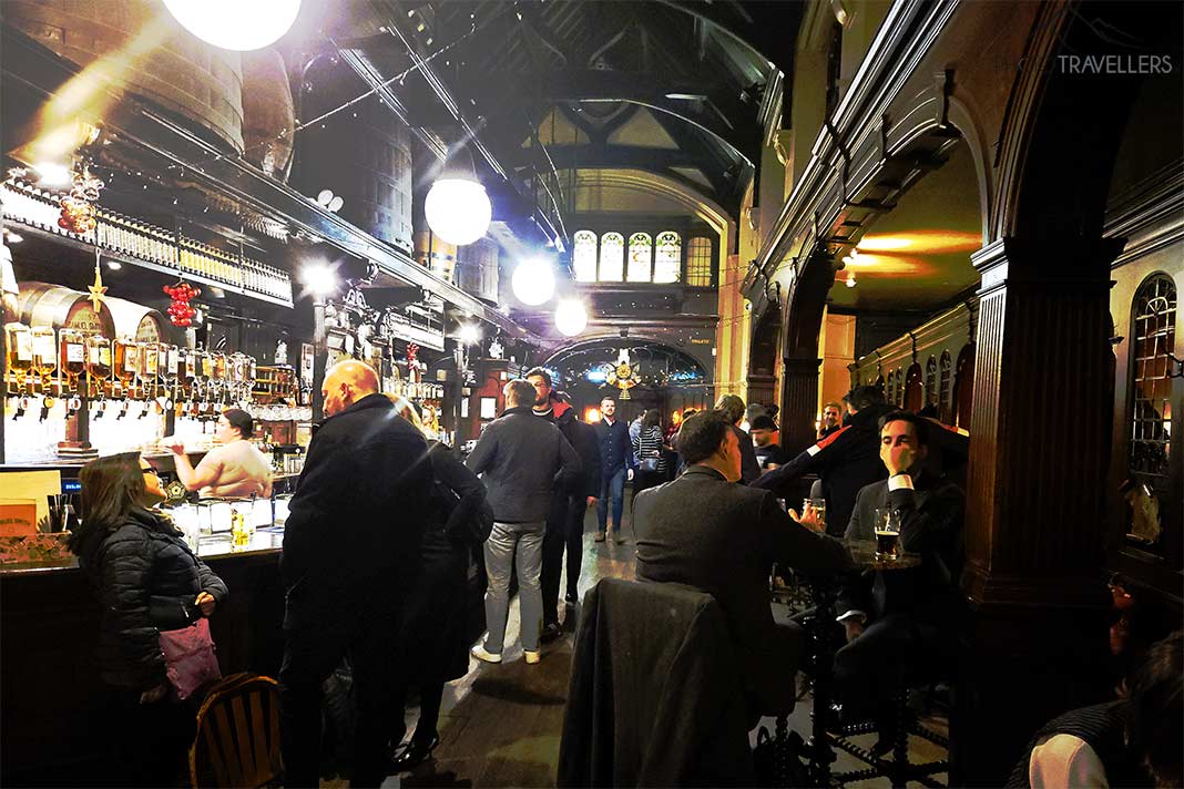 Viele Besucher befinden sich im Schankraum des Pubs Cittie of Yorke