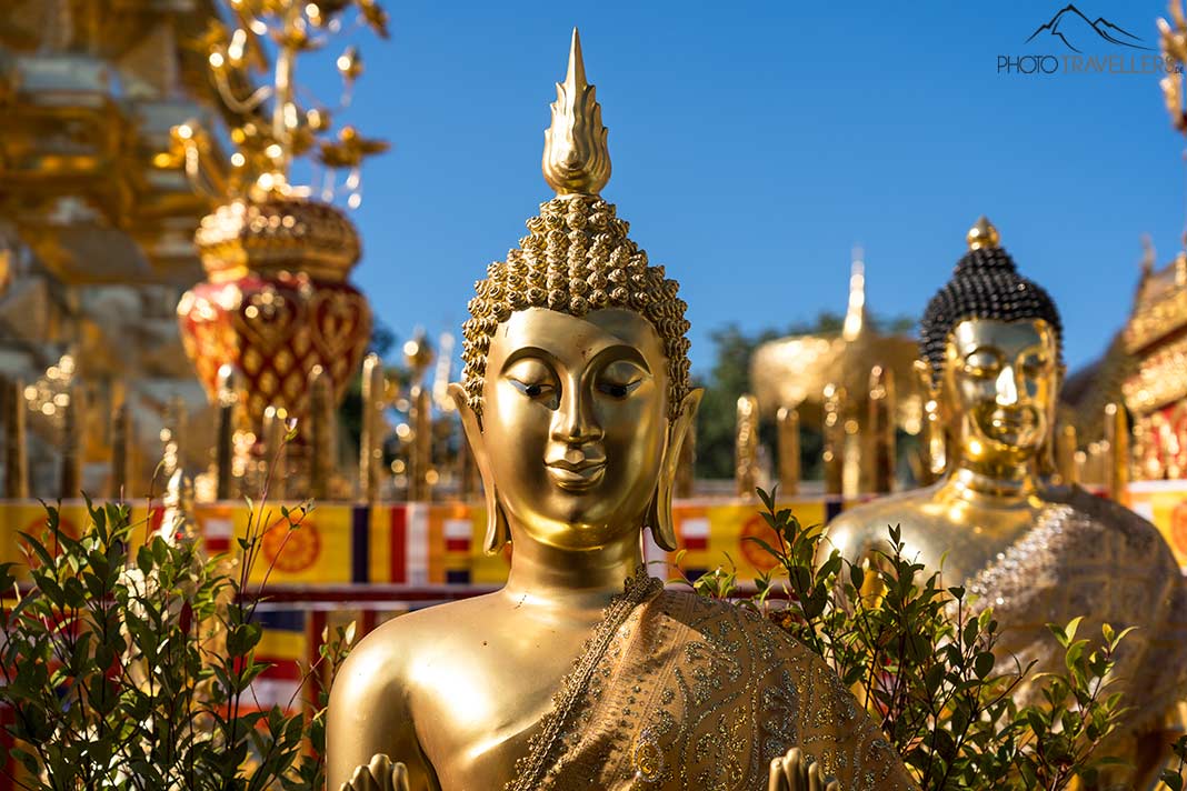 Ein goldener Buddha im Tempel Wat Phra That Doi Suthep in Chiang Mai