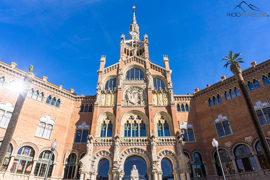 Der Eingang zum Hospital de Sant Pau in Barcelona