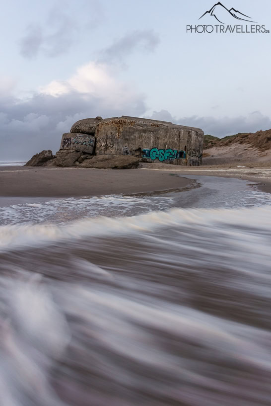 Eine Langzeitbeichtung am Abend an einem Strand mit einem Bunker, aufgenommen mit der Sony Alpha 5000