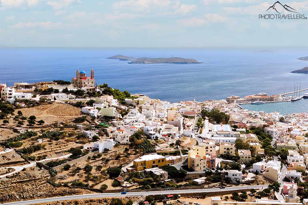 Die Kirche Agios Georgios mit der blauen Kuppel thront über den weißen Häuser von Ano Syros