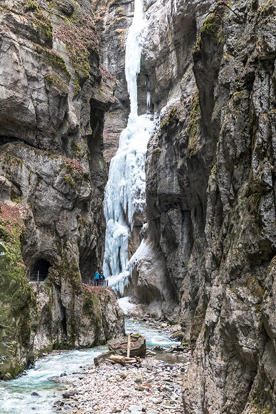 Der Wanderweg in der Partnachklamm im Winter