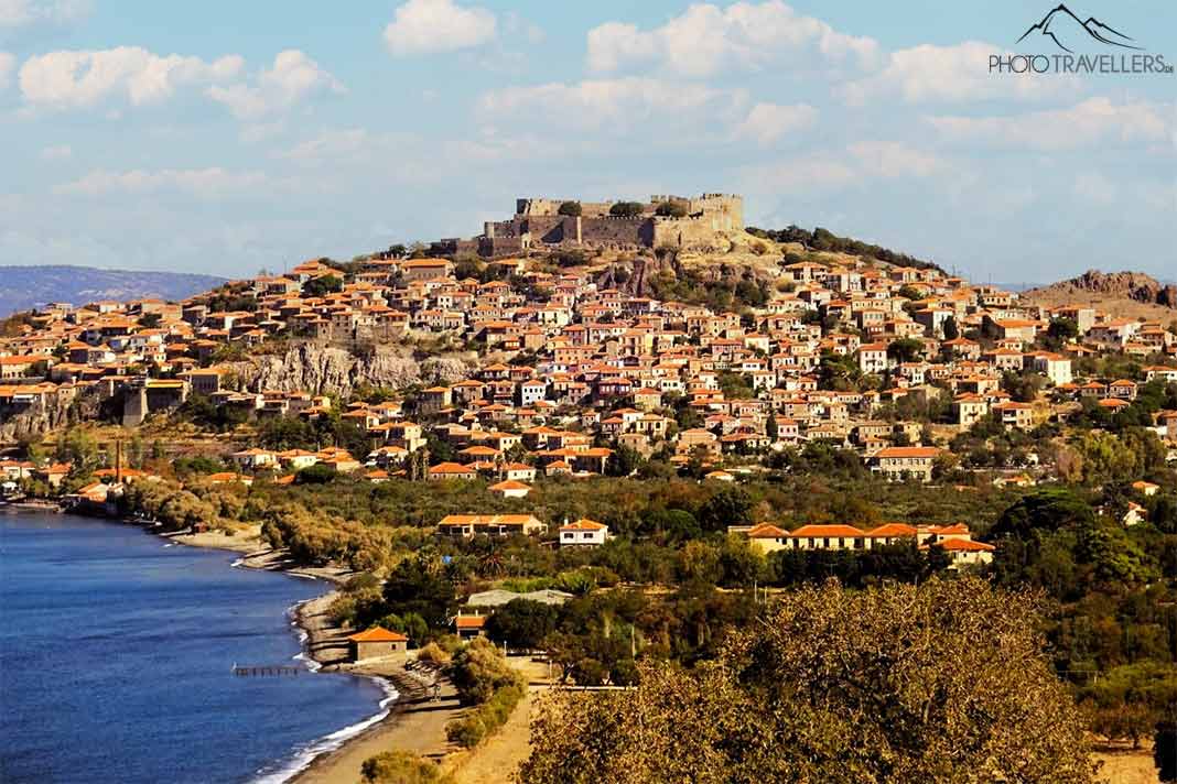 Die Steinhäuser von Molyvos reihen sich unterhalb der Burg eng aneinander