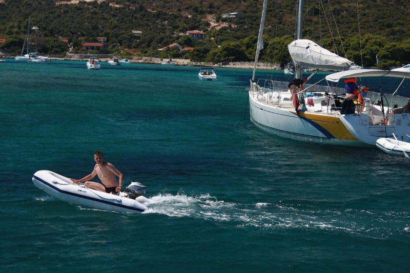 wypoczynek na jachcie przy jednej z wysp w Chorwacji