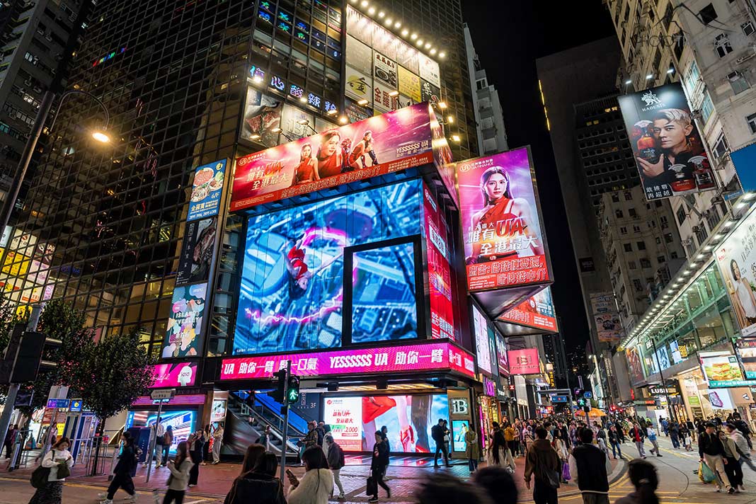 Riesige LED-Tafeln an der Causeway Bay Crossing in Hongkong