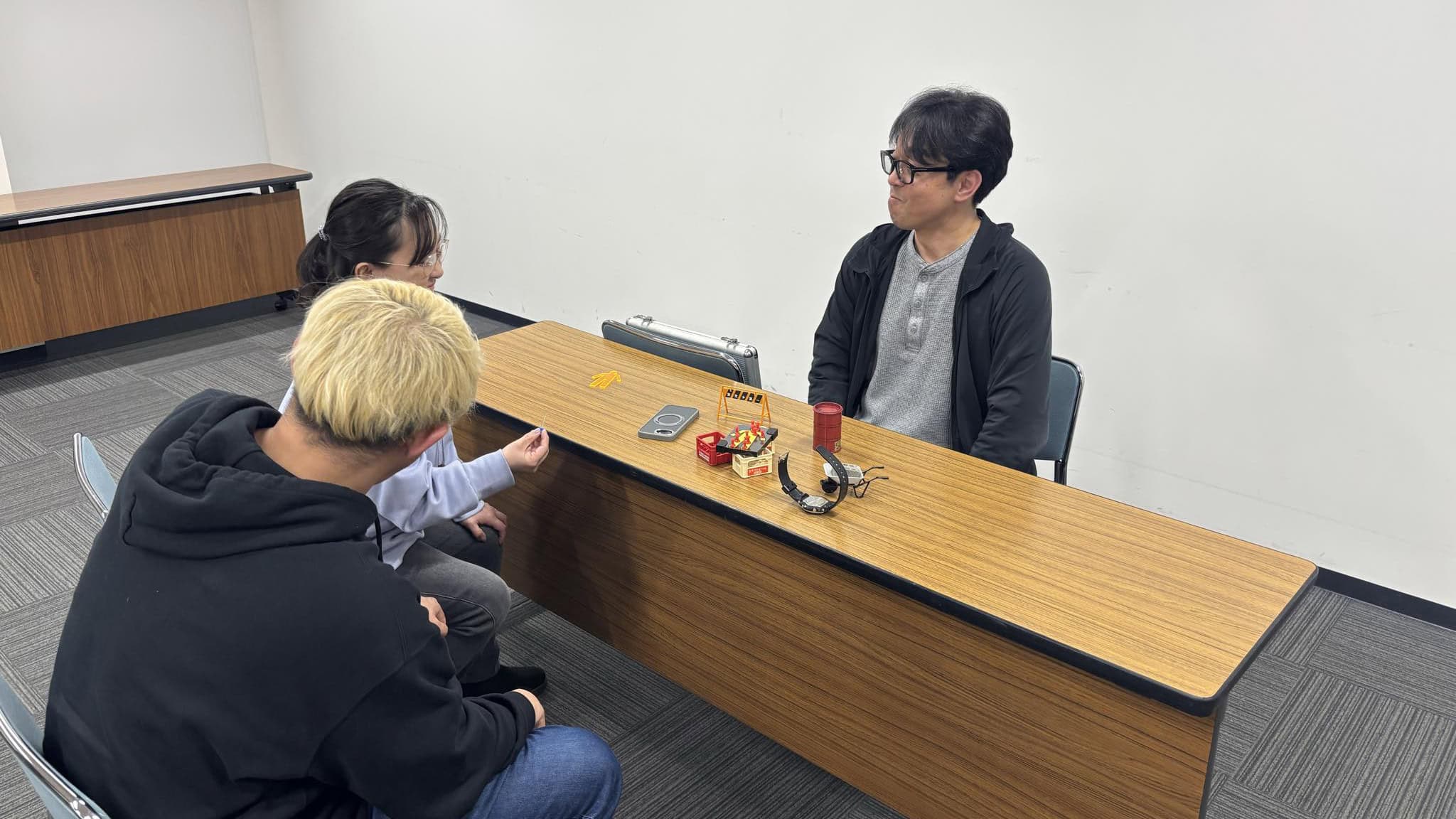 マジック研究会で3分間スピーチを導入!マジシャンが「言葉にする力」を鍛える理由|コンプオフィス 4 コンプオフィス マジック研究会 メンバー同士で演目について意見交換