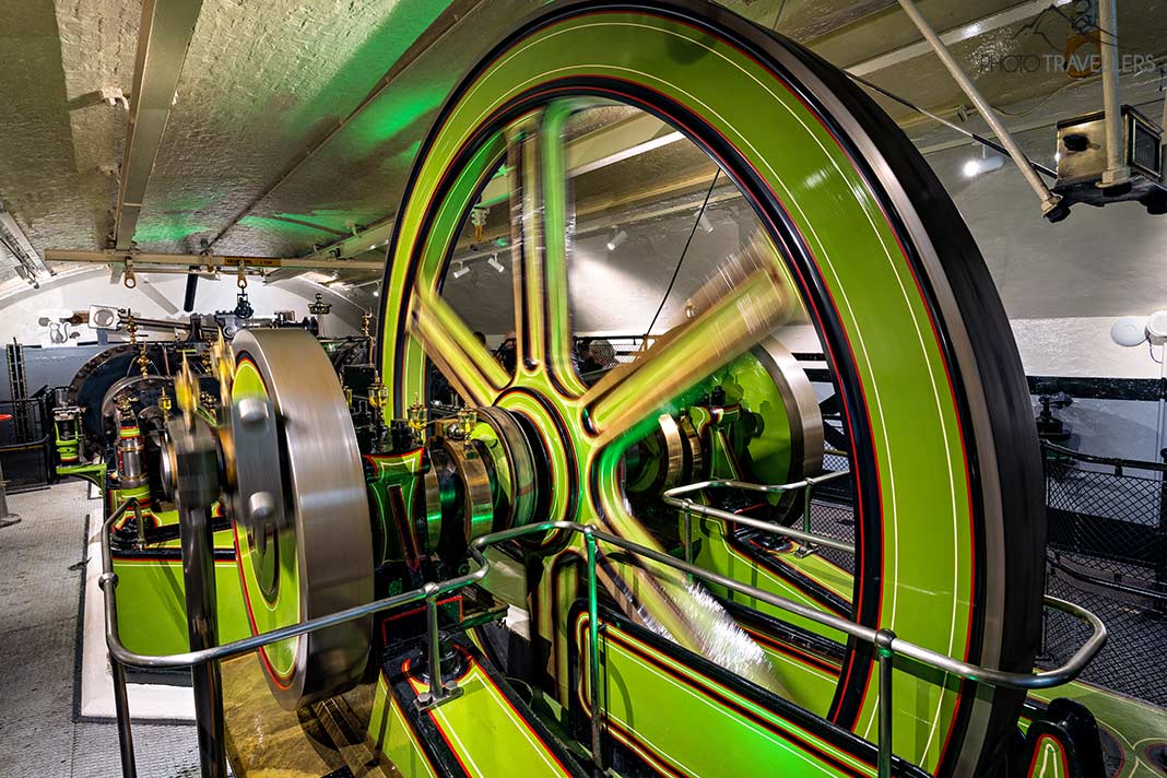 Ein grünes Schwungrad im Maschinenraum der Tower Bridge, London