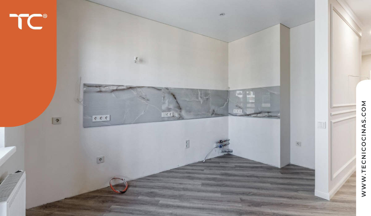 Espacio de cocina limpio y preparado durante proceso de instalación de mobiliario