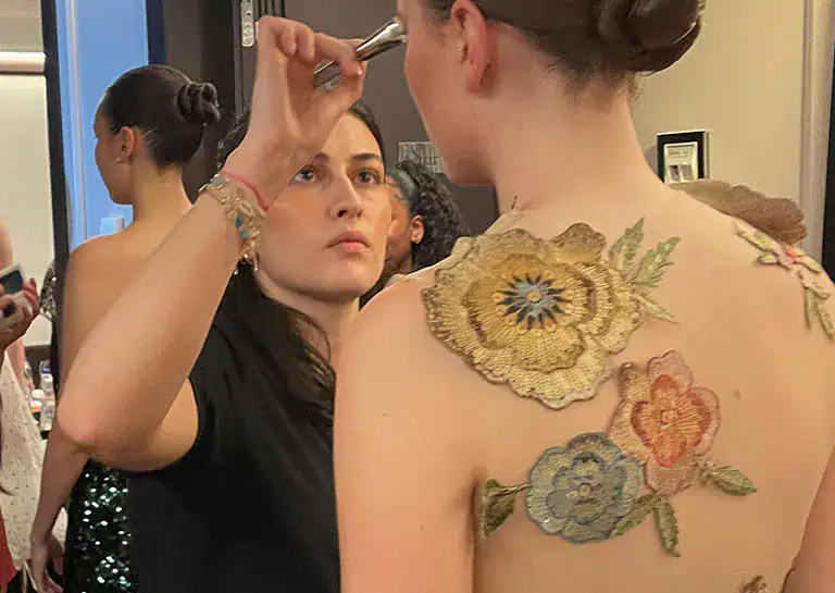 Absolventin der Famous Face Academy Jale Coco Brendel schminkt eine Frau