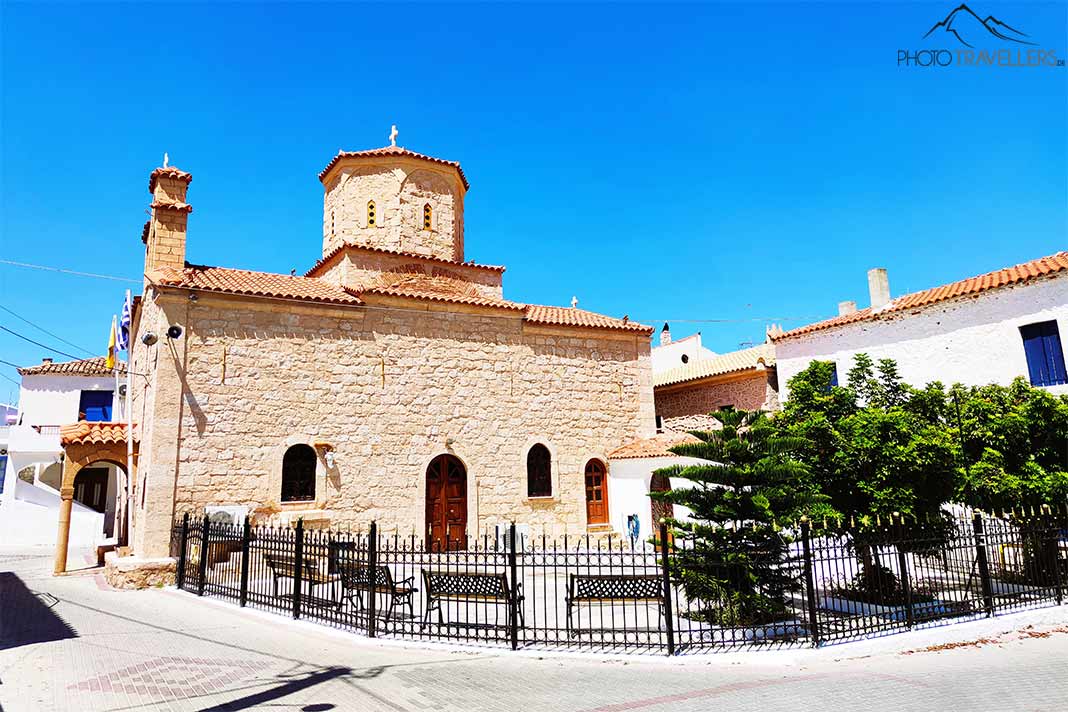Die Kirche Zoodochi Pigi besticht mit der hellbraunen Steinfassade
