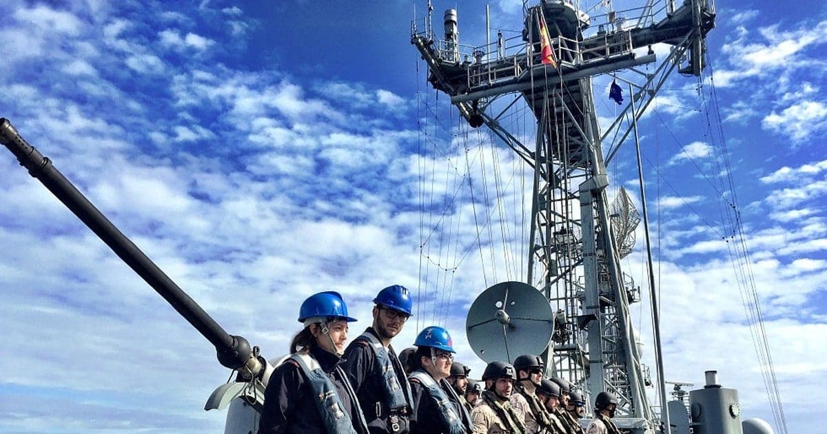 Cuadrillas de la construcción trabajan en una obra energética en la cuenca neuquina