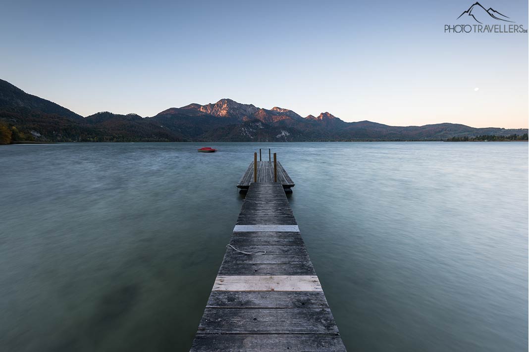 Ein Bootssteg am Kochelsee im Morgenlicht