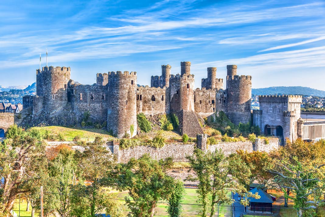 Blick von weitem auf das imposante Conwy Castle