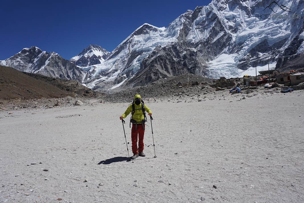 Reiseblogger Florian Westermann mit Ausrüstung auf dem Everest Base Trek vor imposanter Bergkulisse