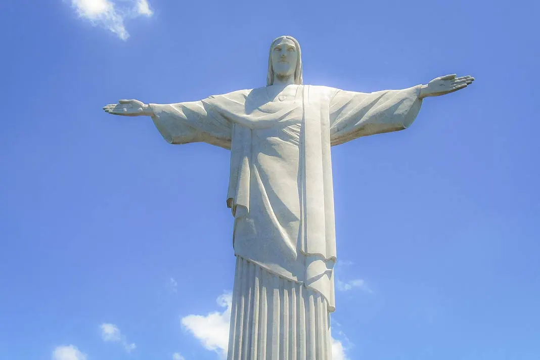Die bekannte Christus Statue in Rio de Janeiro vor weiß blauem Himmel