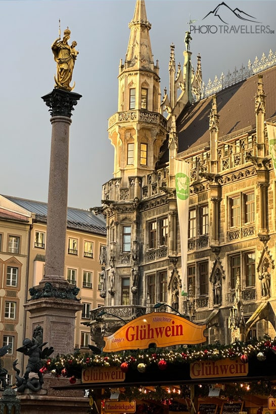 Ein Glühweinstand auf dem Münchner Christkindlmarkt, im Hintergrund das Neue Rathaus
