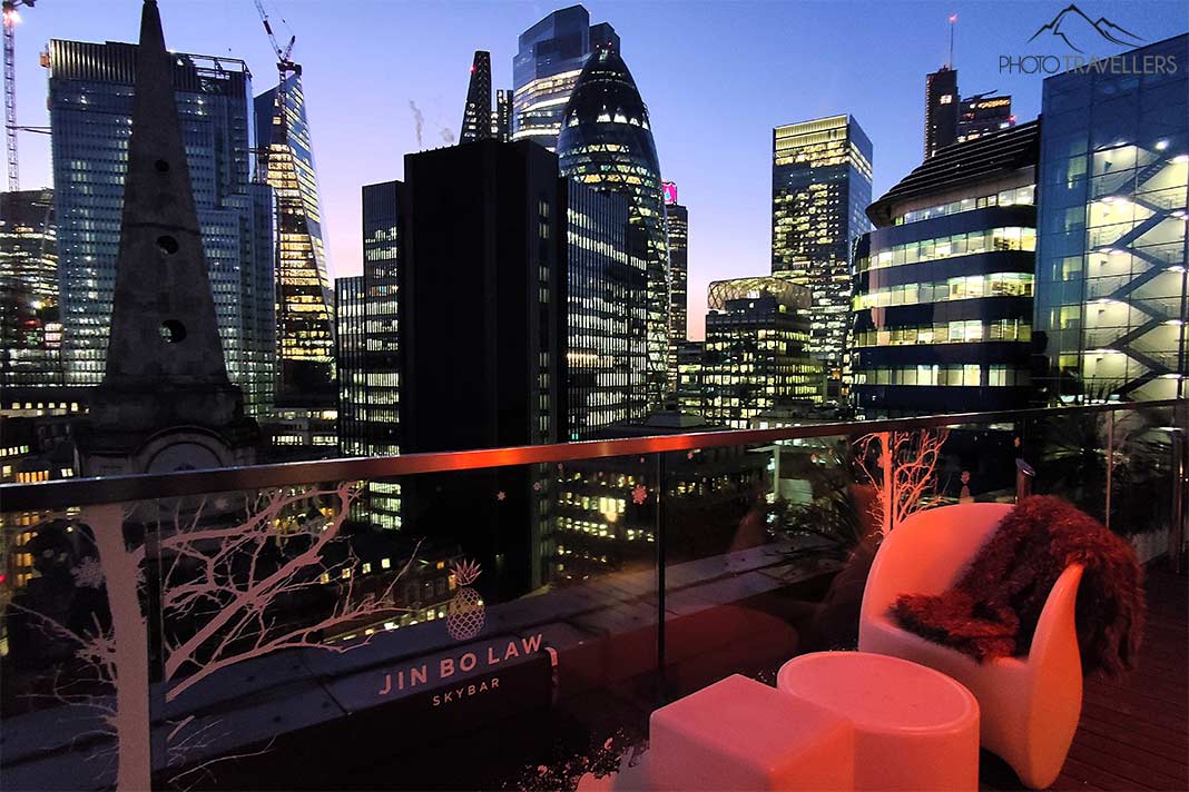 Die in roten Farben gehüllte Terrasse der Rooftopbar Jin Bo Law passt sich der nächtlich beleuchteten Skyline von London an