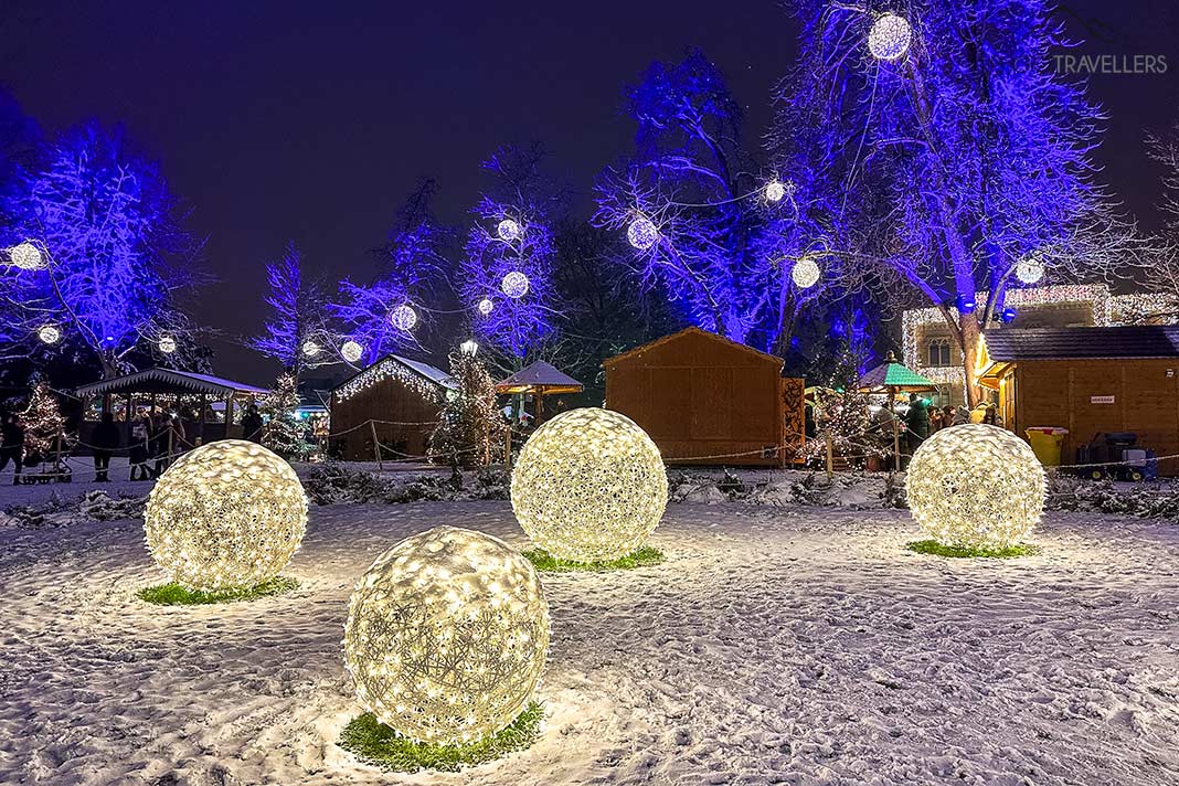 Leuchtende Kugeln im Schnee auf dem Weihnachtsmarkt in Freiburg