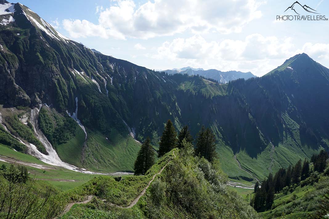Ein schmaler Wanderweg, der hinab ins Dietersbachtal führt
