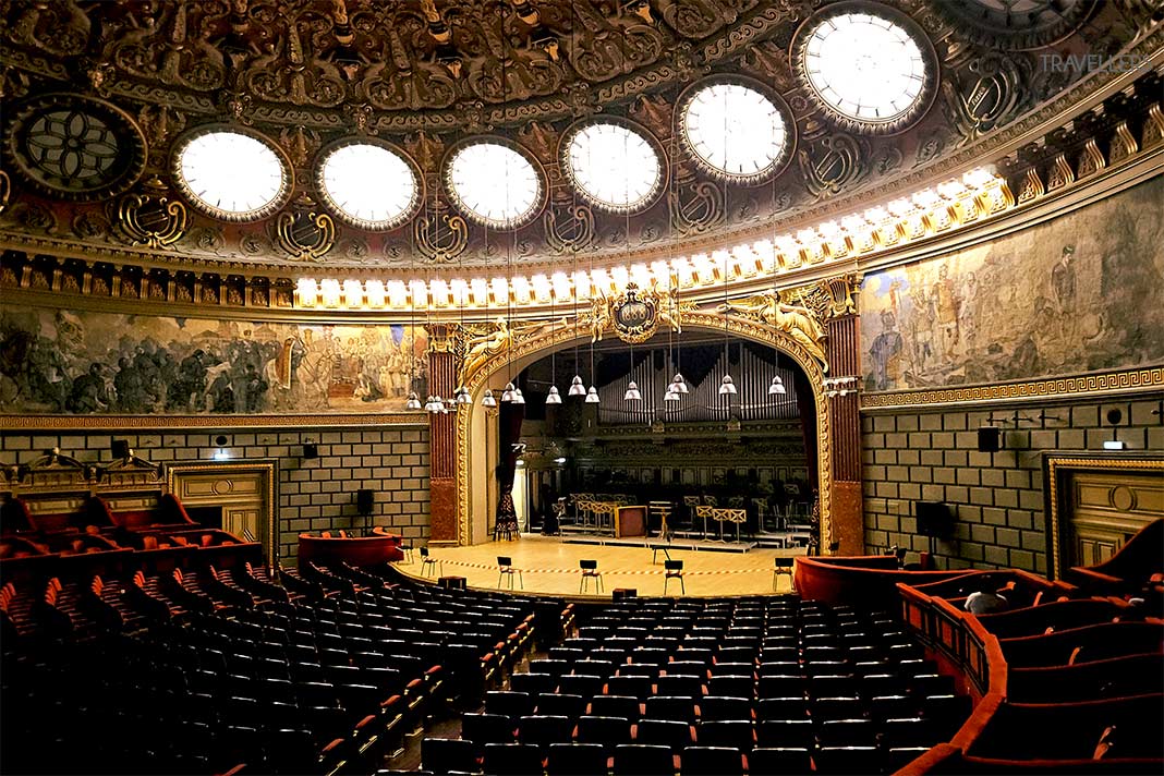 Der Konzertsaal des Athenäums mit oval angeordneten Sitzreihen