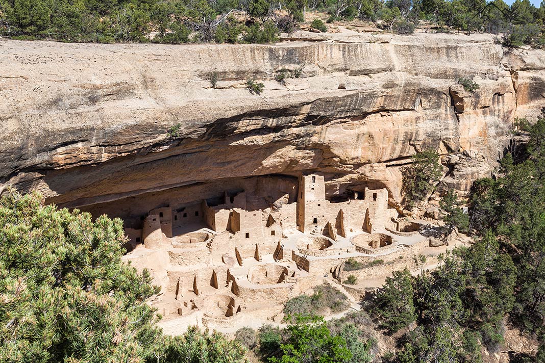 Der Blick aus der Ferne auf den Cliff Palace im Mesa Verde Nationalpark in Colorado