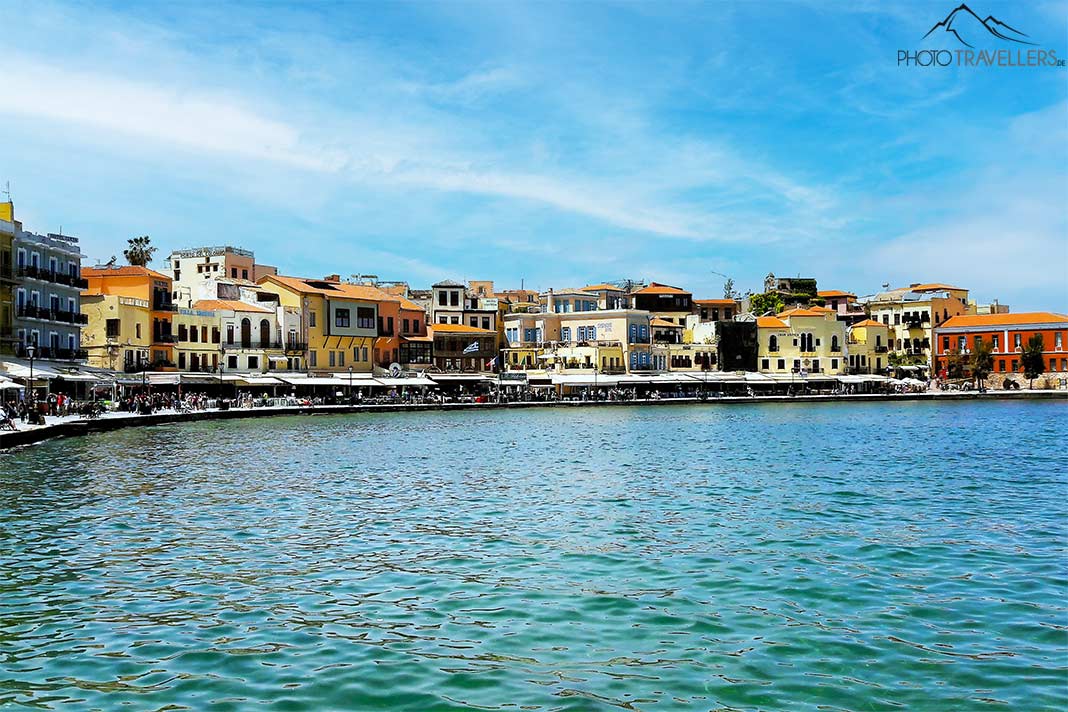 Bunte Häuser reihen sich an der Promenade von Chania aneinander