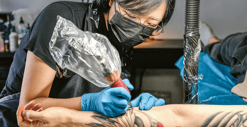 K Tak performing a tattoo at Banana Tattoo LA for UCLA tattoo course