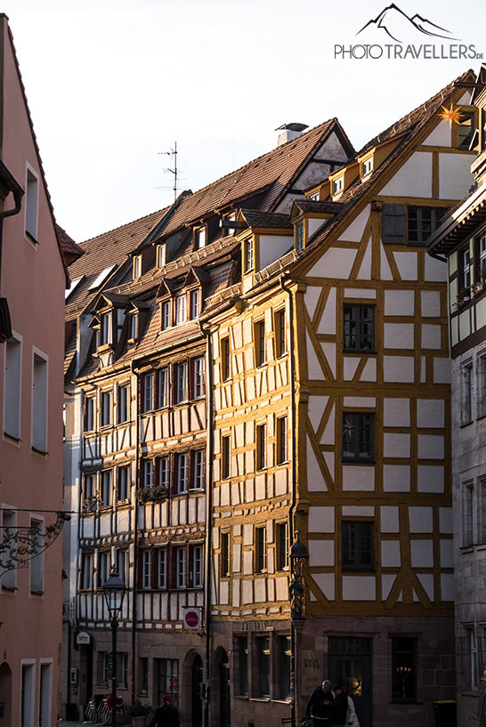Von der Abendsonne angestrahlte Fachwerkhäuser in der Weißgerbergasse in Nürnberg