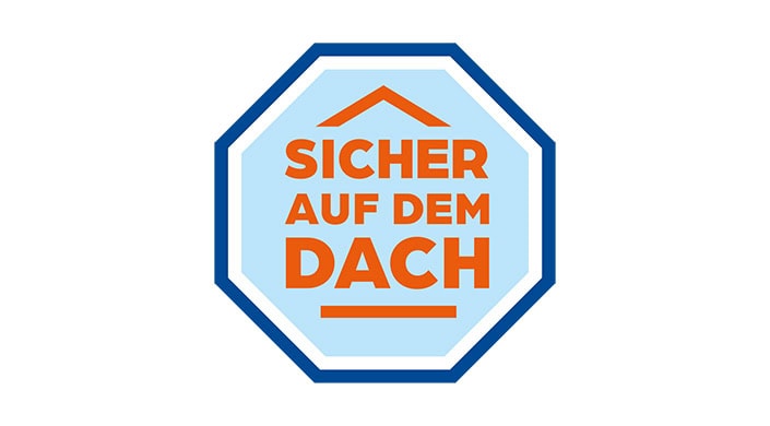 Achteckiges Schild mit blauem Rand, hellblauem Hintergrund und orangener Schrift: „Sicher auf dem Dach“ mit stilisiertem Dach über dem Text.